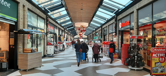 903708 Gezicht in het winkelcentrum De Gaard aan de Troosterhof te Utrecht.